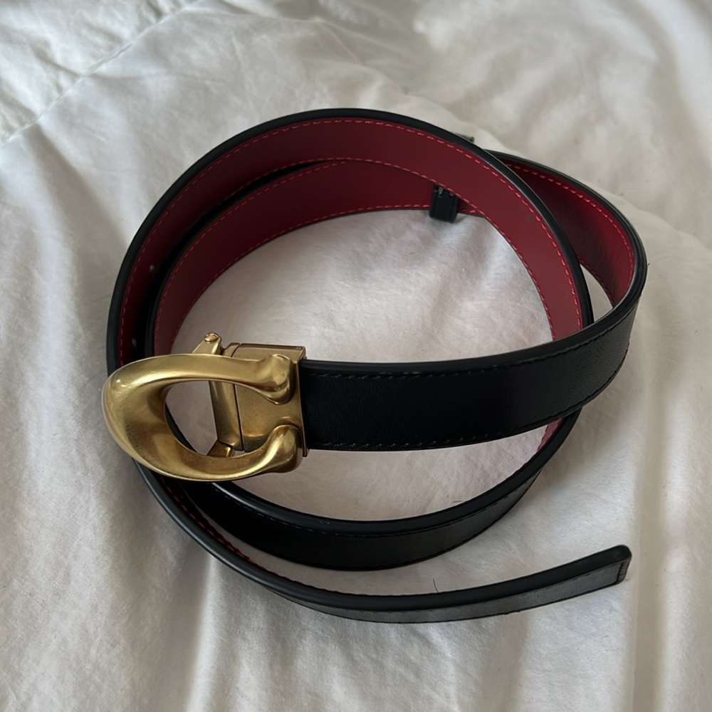 Coach women’s signature buckle reversible belt.
